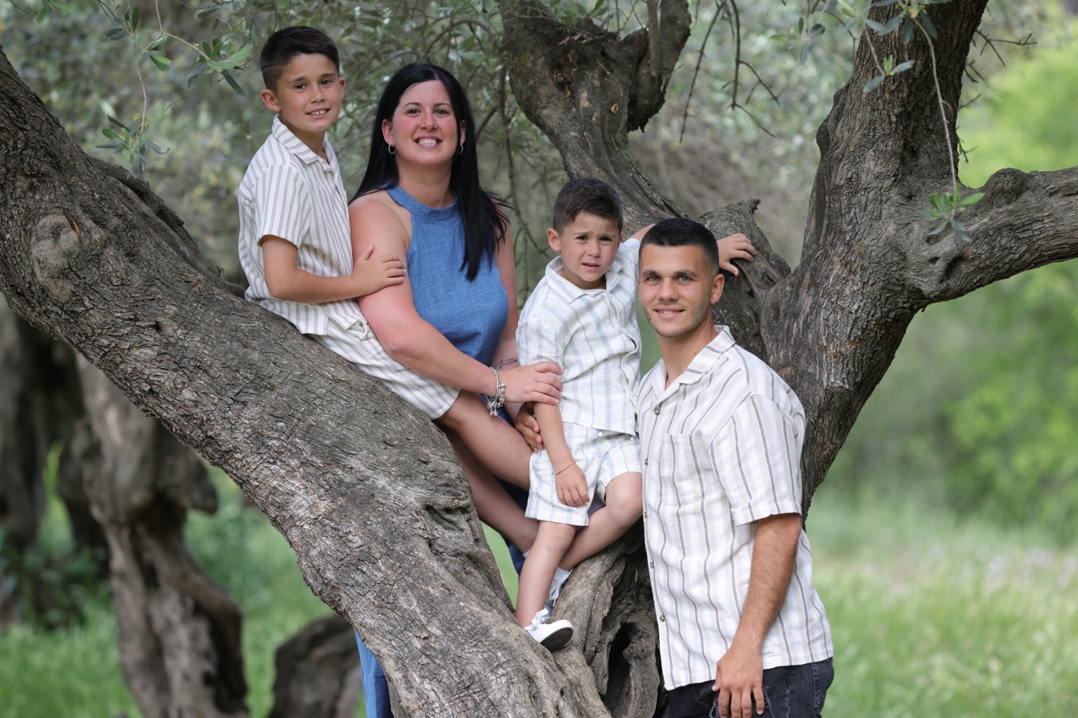 Familia entre olivos